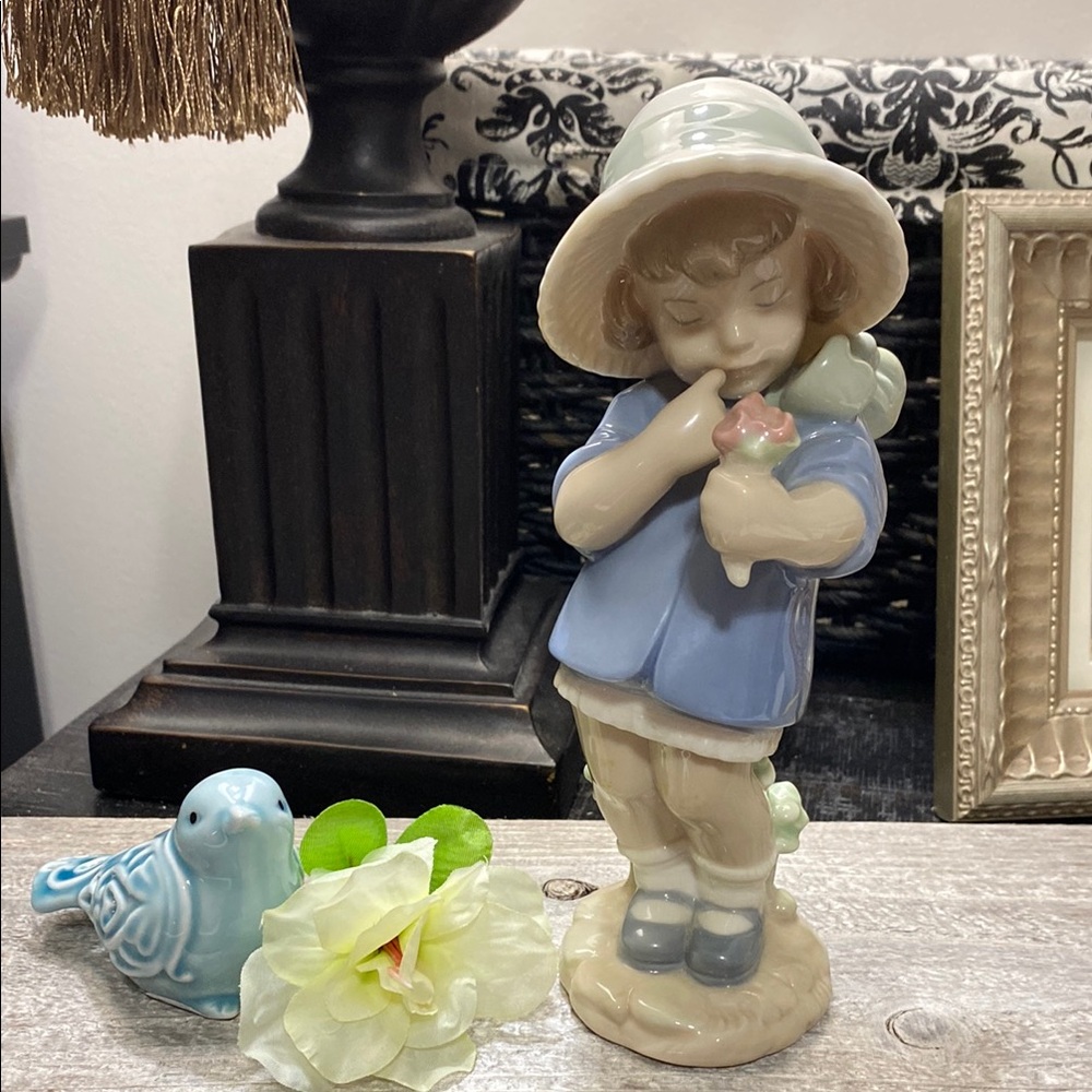 Vintage 1998 Daisa Lladro Nao Porcelain Figurine Girl with Flowers!